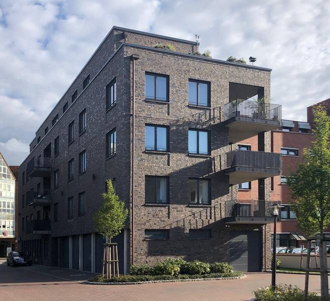 Moderne Wohnanlage mit dunklen Kunststoff-Fenstern Moderne Wohnanlage mit dunklen Kunststoff-Fenstern