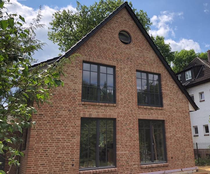 Rustikaler Neubau mit großen Holz-Fenstern Rustikaler Neubau mit großen Holz-Fenstern