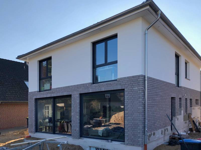 Modernes Einfamilienhaus mit grauen Kunststoff-Aluminium-Fenstern Modernes Einfamilienhaus mit grauen Kunststoff-Aluminium-Fenstern