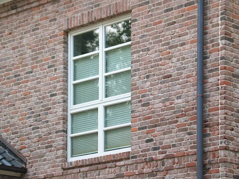 Weißes Holzfenster mit Sprossen Weißes Holzfenster mit Sprossen