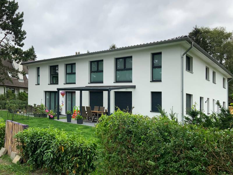 Doppelhaus Neubau mit grauen Kunststoff-Fenstern Doppelhaus Neubau mit grauen Kunststoff-Fenstern